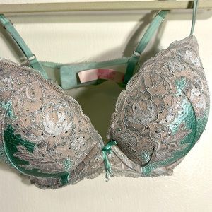 Victoria secret 38d. Mint green with jewels and lace designer bra - lovely